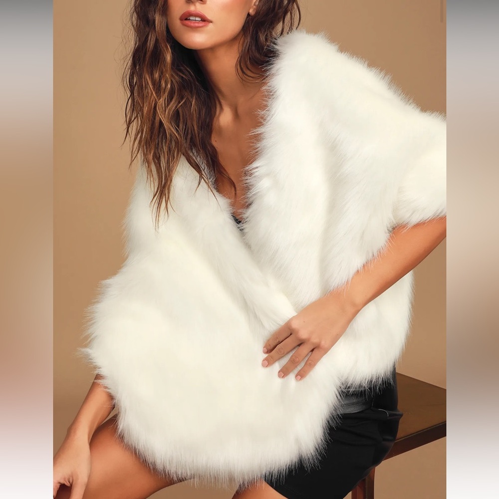 NWOT Demure and Dreamy Ivory Faux Fur Stole (Ivory)